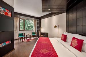 ガントクにあるRamada by Wyndham Gangtok Hotel & Casino Goldenのベッドルーム1室(大型ベッド1台、赤い枕付)