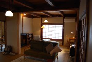 三豊市にある一軒宿 百々 private house rental doudouのソファとテーブルのあるリビングルーム