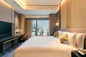 Postel nebo postele na pokoji v ubytování Kempinski Residences Guangzhou - Free shuttle between hotel and Exhibition Center during Canton Fair & Exhibitor registration Counter