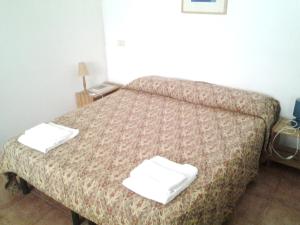Un pat sau paturi într-o cameră la Hotel Villa Jolanda