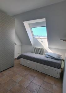 a bedroom with a bed with a window at Ariammare in Grottammare