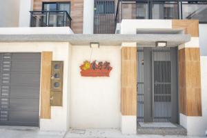 un edificio con una porta e un cartello sopra di Chunzi Apartment B&B a Magong