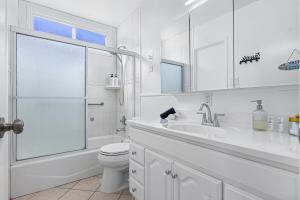 デイリーシティにある30 - Gem by the sea none-obstructive ocean viewのトイレと洗面台を備えた白いバスルーム +32枚の写真