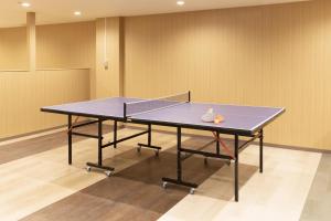 Stolní tenis v ubytování Ooedo Onsen Monogatari Premium Yamanaka Grand Hotel nebo okolí