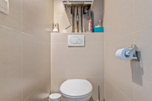 ein kleines Badezimmer mit einer weißen Toilette darin in der Unterkunft Modern Penthouse with Unique Terraces! in Ostende + 17 Fotos