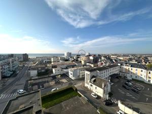 eine Luftaufnahme einer Stadt mit Gebäuden und dem Meer in der Unterkunft Vue panoramique au 8ème étage avec 3 Terrasses & 1 Parking à Berck-Plage in Berck-sur-Mer