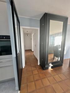 einen Flur mit einem Spiegel und einem Esszimmer in der Unterkunft Vue panoramique au 8ème étage avec 3 Terrasses & 1 Parking à Berck-Plage in Berck-sur-Mer + 28 Fotos