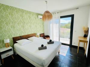 Posteľ alebo postele v izbe v ubytovaní Villa Livia Porticcio piscine 500m plage