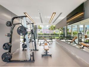 Fitness centrum a/nebo fitness zařízení v ubytování FIRST CLASS 1BR Cozy Harbour Hideaway