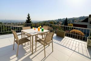 Una mesa y sillas en lo alto de un balcón. en Luxury Penthouse on Rosehill with free garage -240sqm, en Budapest