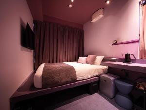 東京にあるOCICA OSHIAGE TOKYO by R HOTELのベッド、机、窓のある寝室