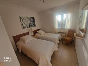 ein Hotelzimmer mit zwei Betten und einem Fenster in der Unterkunft Luxury Villa with Stunning Views in Torre-Pacheco in Torre-Pacheco + 38 Fotos