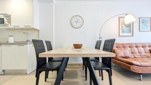 eine Küche und ein Esszimmer mit einem Tisch und einer Couch in der Unterkunft MIRADOR lovely apartment in Benidorm