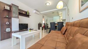 ein Wohnzimmer mit Sofa und Tisch in der Unterkunft MIRADOR lovely apartment in Benidorm + 19 Fotos