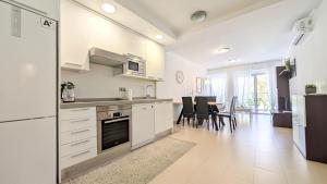 eine Küche mit weißen Geräten und ein Esszimmer in der Unterkunft MIRADOR lovely apartment in Benidorm