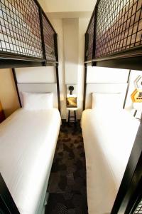 Postel nebo postele na pokoji v ubytování ibis Styles Tokyo Bay