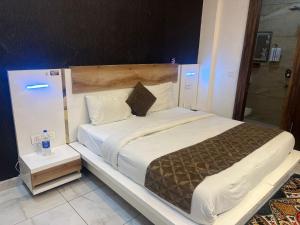 Postel nebo postele na pokoji v ubytování Hotel Amaresh