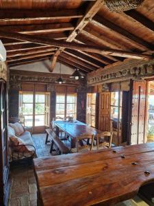 GuarrománにあるColonos Alojamientos Ruralesのテーブルとソファのあるリビングルーム