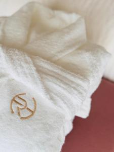 ein weißes Handtuch mit einem Logo darauf in der Unterkunft ザレジデンスホテル岡山 in Okayama + 108 Fotos