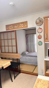 Katil atau katil-katil dalam bilik di 旅人の家 日式民宿 丸々貸切 JR線 常磐線南柏駅 キッチン 調理器具 洗濯機 生活必需品付 高速WiFi上野駅まで30分