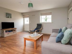 un salon avec un canapé et une table basse dans l'établissement The Cottage, à Thirsk