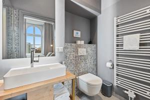 ウィーンにあるKH Opera Apartmentsのバスルーム(白い洗面台、トイレ付) +37枚の写真