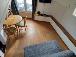 a living room with a table and a table and chairs at Langon centre - Wi-Fi - 1 à 4 voyageurs in Langon