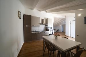 A kitchen or kitchenette at San Martino Holiday Apartments