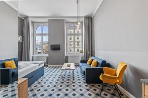 ウィーンにあるKH Opera Apartmentsのリビングルーム(青いソファ、黄色の椅子付)