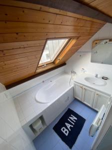 vistas a un baño con bañera y lavabo en Duplex 100m de la mer, en Larmor-Plage