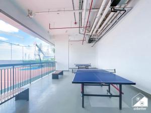 Stolní tenis v ubytování Serene Studio with Views in Al Waleed Garden 2 nebo okolí