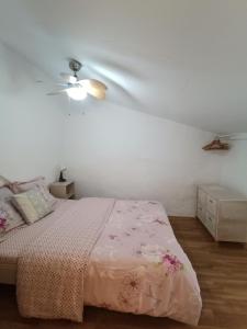 Un dormitorio con una cama y un ventilador de techo. en Alojamiento Rural Casa Águila con piscina privada para 6 personas, en Los Valverde 40 fotos más