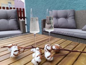 a coffee table with three bird figurines and two lights at Apartmán Waldruh s terasou in Jalŭvčí