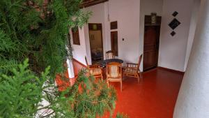 uma sala com uma mesa e cadeiras em uma sala em Shenahi Homestay Hiriketiya em Dikwella