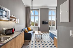 ウィーンにあるKH Opera Apartmentsのキッチン、リビングルーム(ソファ、テーブル付)