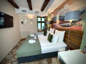 a hotel room with a bed with white and green at Boutique Provincja Winebar & Rooms in Olsztyn