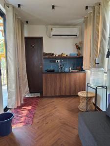 Fotografie z fotogalerie ubytování Haven - Tiny Home near Muttukadu Lake v destinaci Kelambākkam