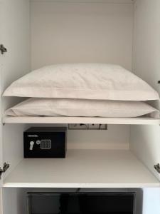 een bed bovenop een plank bij GioLu Colosseo in Rome