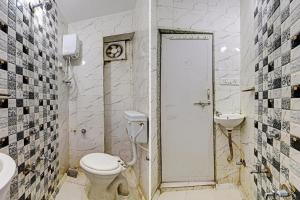 un baño con inodoro y lavabo en Hotel Sarovar Inn, en Ahmedabad