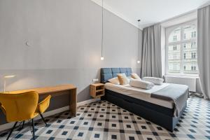 ウィーンにあるKH Opera Apartmentsのベッドと机があるホテルの部屋
