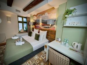 a hotel room with a bed and a desk at Boutique Provincja Winebar & Rooms in Olsztyn
