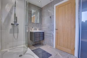 Un baño con ducha, bañera y lavabo. en Hot Tub, Private Parking, King Bed, Beach luxury, en Cleethorpes 21 fotos más