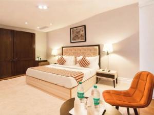 Postel nebo postele na pokoji v ubytování Hotel Almora By Almati Group - Near Delhi International Airport With - free Airport Drop