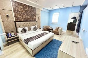 Postel nebo postele na pokoji v ubytování Hotel Almora By Almati Group - Near Delhi International Airport With - free Airport Drop
