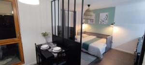 a bedroom with a bed and a mirror at l'incontournable Villepinte Parc des expositions in Villepinte