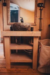 ŁawkiWolny Las Glamping na Mazurach的一张木桌,上面有一个水槽