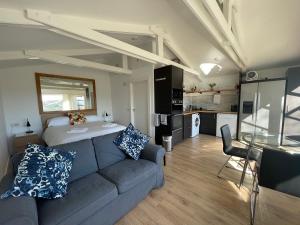 因弗雷里Spacious lodge with king sized bed的客厅里有一张沙发和一个厨房