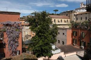 un albero nel centro di una città con edifici di AGH Babuino a Roma
