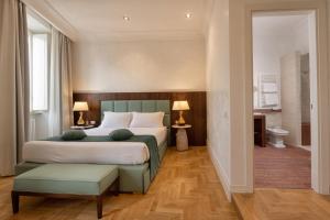 una camera da letto con un letto grande e un bagno di AGH Babuino a Roma