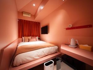 東京にあるOCICA OSHIAGE TOKYO by R HOTELのベッドと窓のある寝室